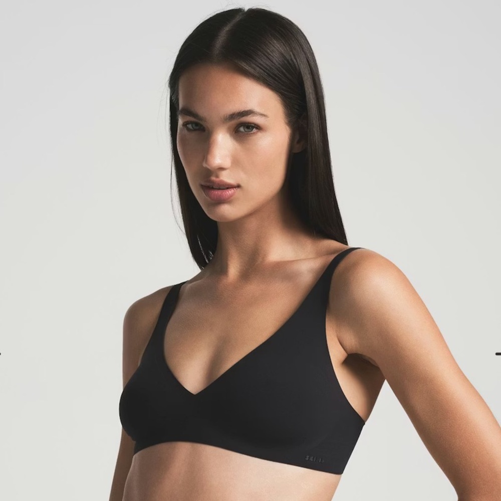 SKIMS‎ Elegant Black V-Neck Bra